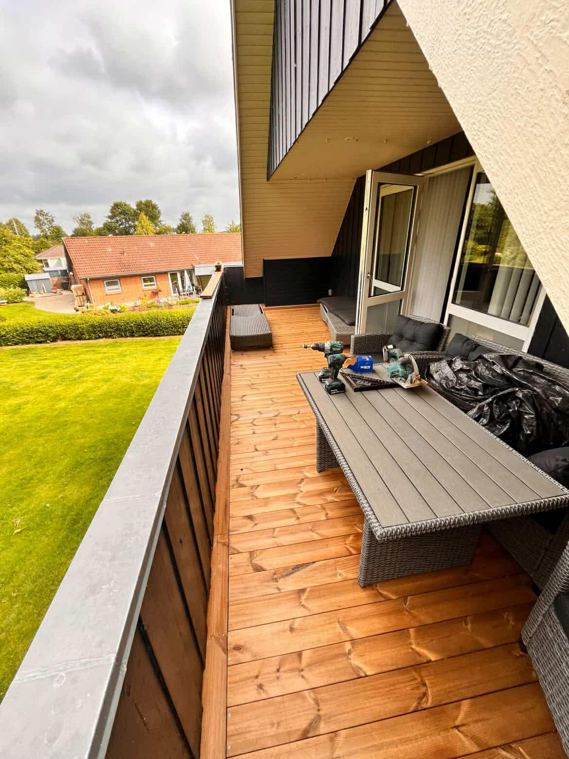 Altan med nyt trædæk — tømrerarbejde i Sønderjylland